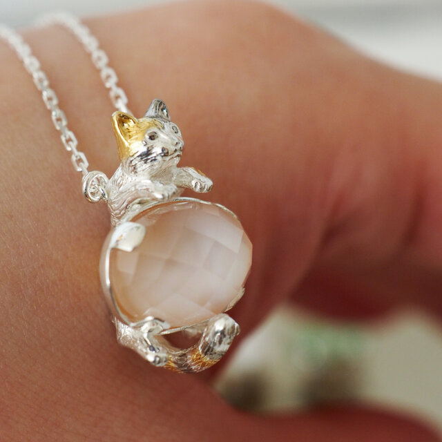 宝石を抱きしめるいろどり三毛猫ペンダント 天然石,シェルと水晶