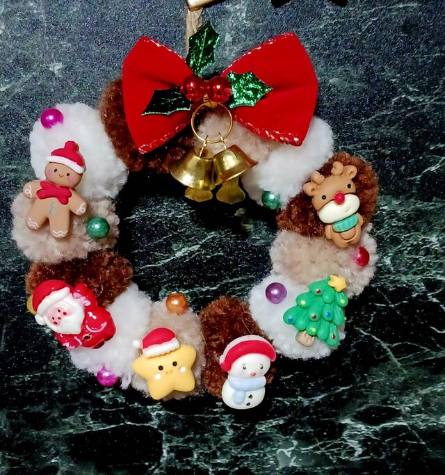 豚の形のクリスマスリース
アンファン 手のひらサイズのクリスマスリース キャラクター装飾付き | iichi 日々