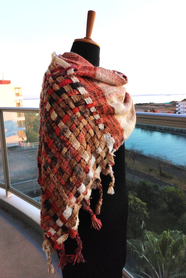 分け織りでメビウスマフラー（ベージュ系）