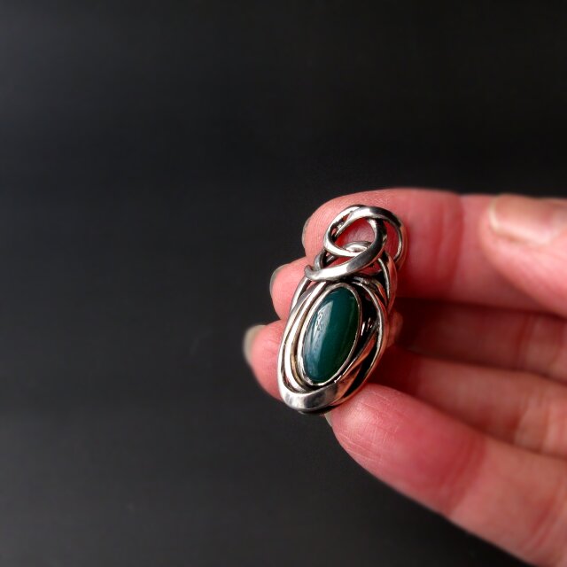 緑瑪瑙 燻し銀のリング | iichi 日々の暮らしを心地よくする