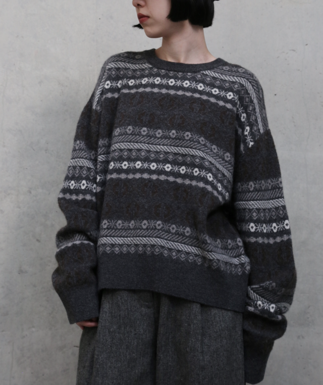 一枚であたたかく、華やか。北欧風ジャガードが彩る、ウールとカシミヤ混紡ニット　セーター　ダークグレー251205-2