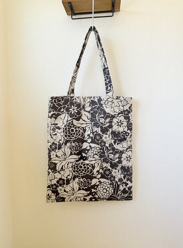 前ポケット付きの大きなトートバッグ