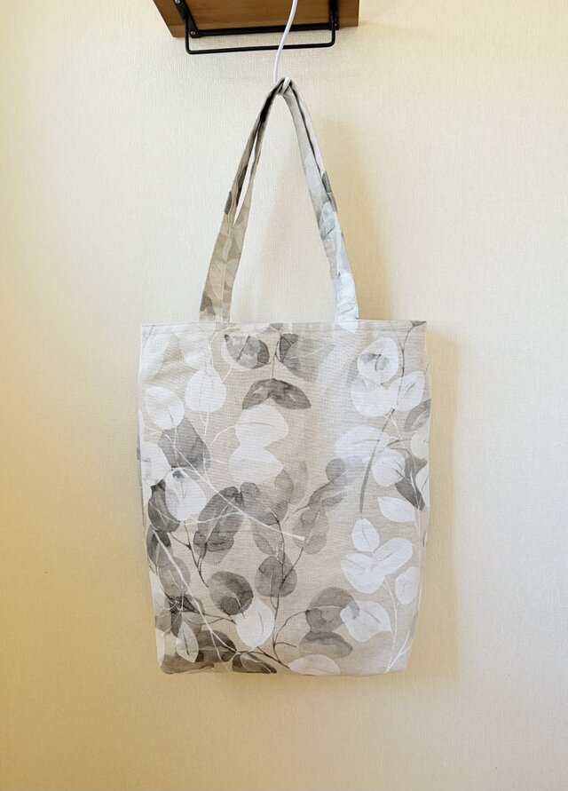 マチ付きの大きなトートバッグ（リーフ）