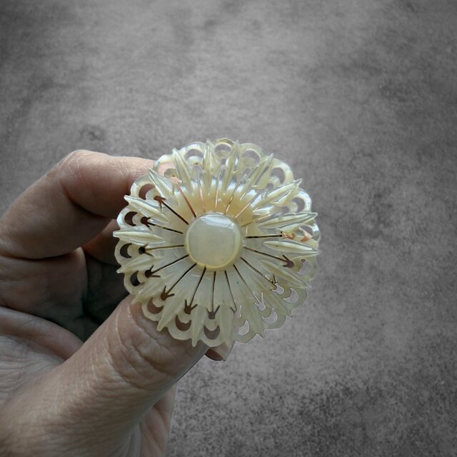 266 ヴィンテージ 月光の花冠 – マザーオブパールブローチ | iichi