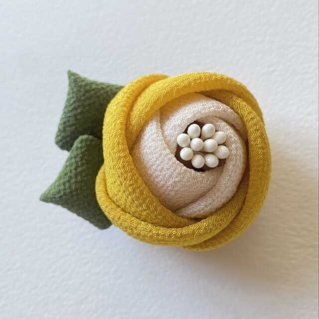 まるっこ椿芥子〈髪飾り〉つまみ細工/ちりめん（桐箱入）からし色