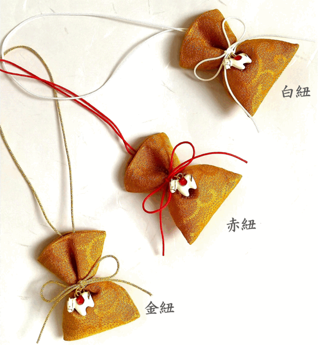 午年の縁起物　【お守り天然香】　縁起良き柄の巾着袋入り　100％天然香料