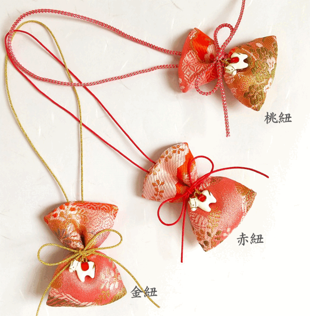 午年の縁起物　【お守り天然香】　縁起良き柄の巾着袋入り　100％天然香料