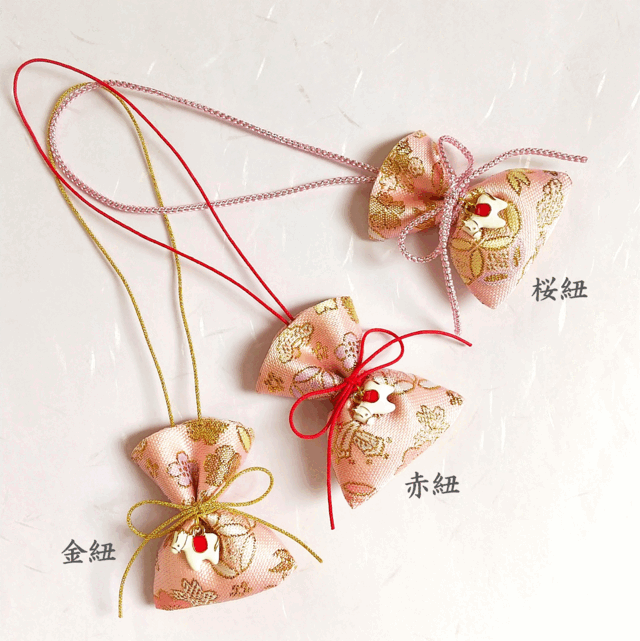 午年の縁起物　【お守り天然香】　縁起良き柄の巾着袋入り　100％天然香料