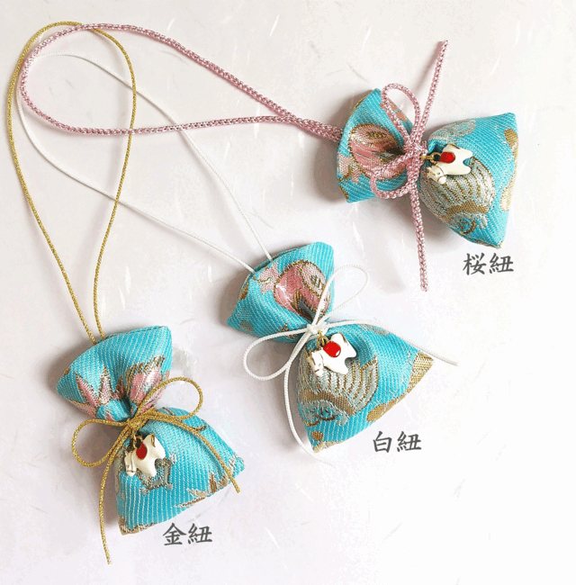 午年の縁起物　【お守り天然香】　縁起良き柄の巾着袋入り　100％天然香料