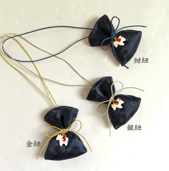 午年の縁起物　【お守り天然香】　縁起良き柄の巾着袋入り　100％天然香料