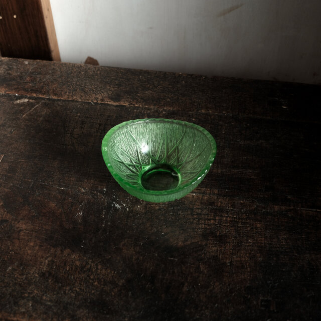 ユニークな形状◆ポップなグリーン　プレスガラス変形小鉢　ギザギザ　古民家　古道具　昭和中〜後期