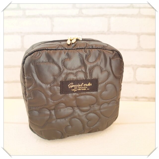 ハート柄キルト　たっぷり入って小分けできる自立式メイクポーチ