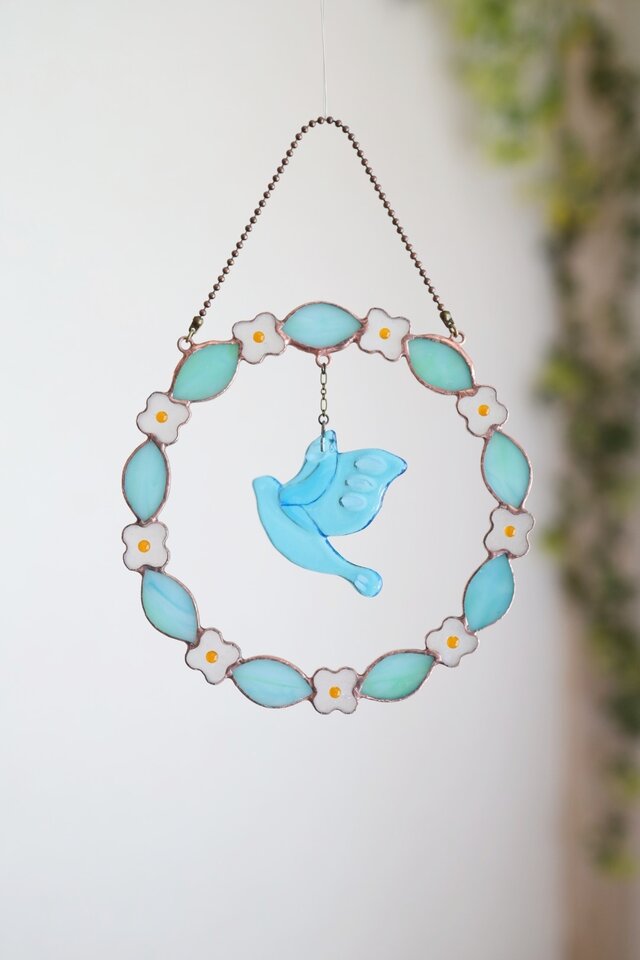 白い小花のリースと水色の小鳥　✤ ＜ステンドグラス＞ ✤