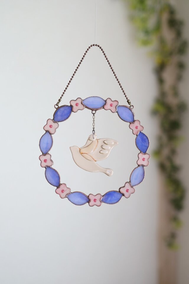 ピンクの小花のリースと小鳥　✤ ＜ステンドグラス＞ ✤