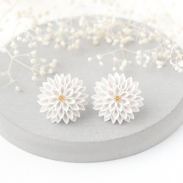 スタッドピアス 「 白菊 / 白ダリア 2cmサイズ 」 軽い フォーマル 和装 白色 菊 ダリア ★金属アレルギー対応