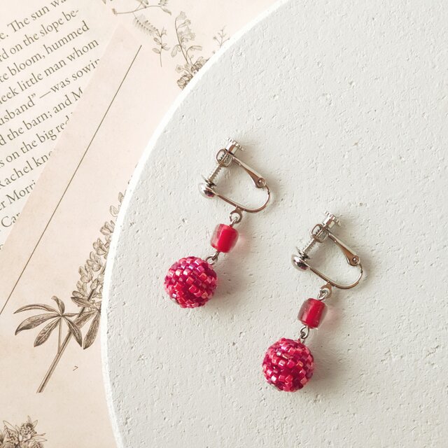 ビーズボールイヤリング(赤)