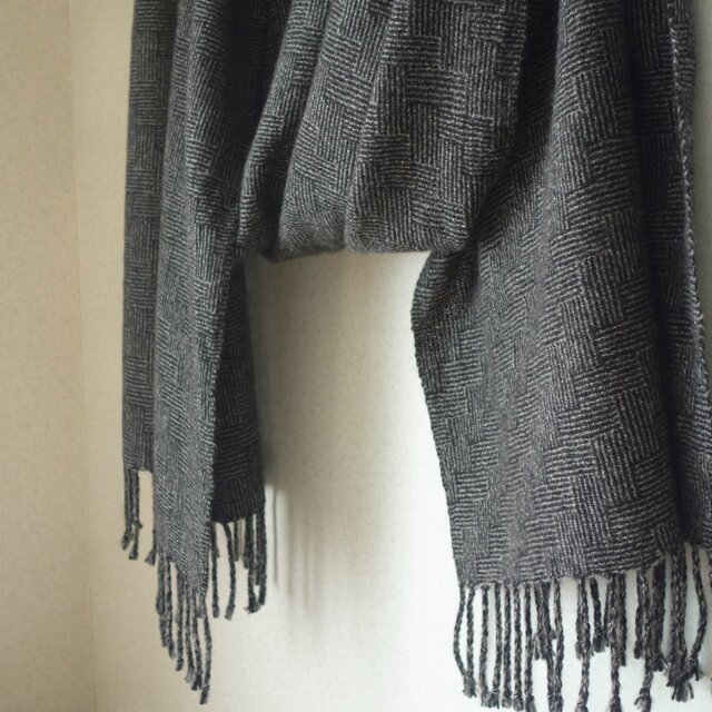 手織りカシミアストール・・モノトーンのエスカレーター
