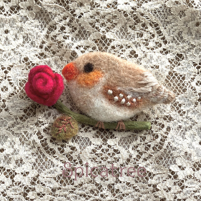 羊毛ブローチ　赤いバラとキンカチョウ