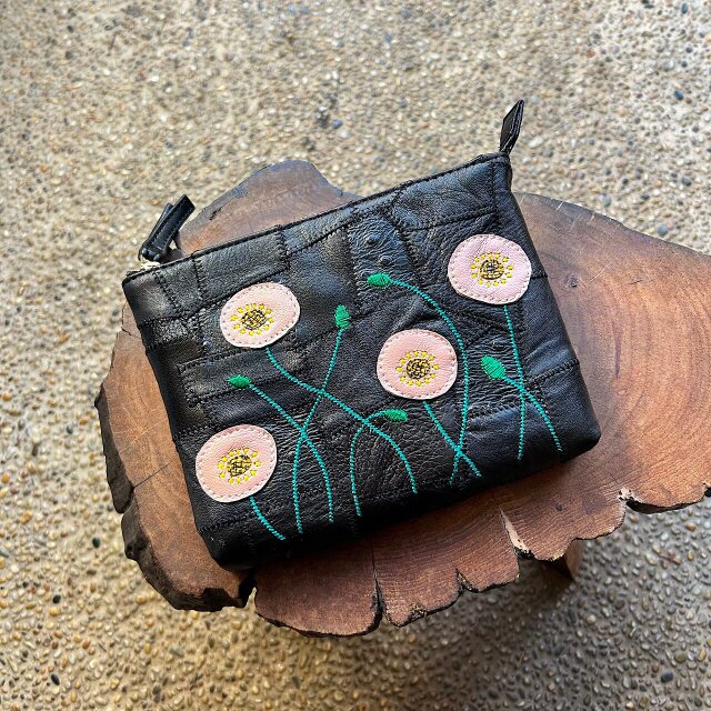 革パッチワークのファスナーポーチ（黒の革にポピーの刺繍）03008-24