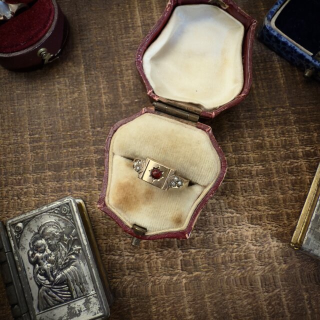 270 アンティーク　可憐な星の彫金　9ctゴールドリング