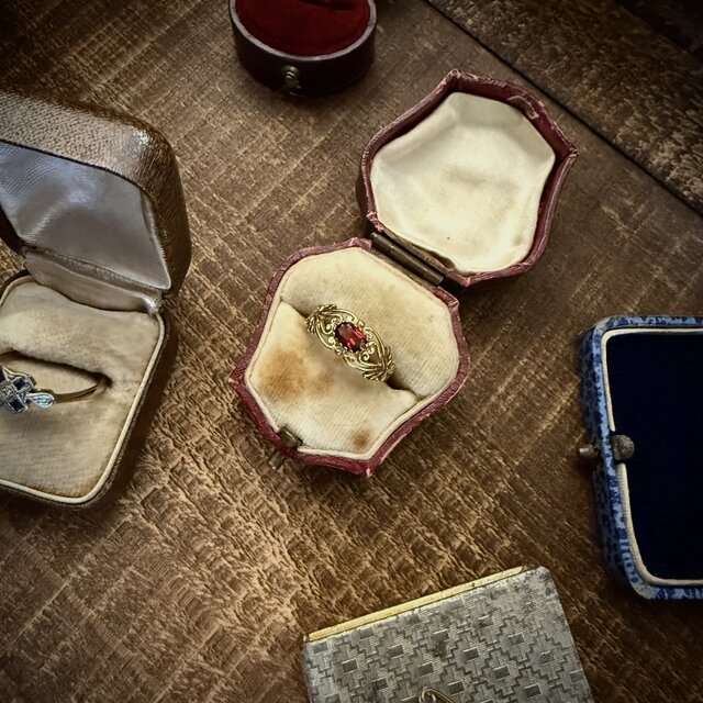 271 ヴィンテージ　唐草に灯る紅い炎　9ctゴールド＆ガーネットリング