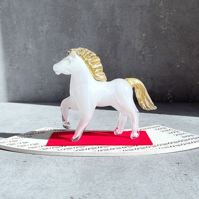 新作【干支・白馬】2026年・白い馬☆本金箔☆ガラスの置物・干支置物