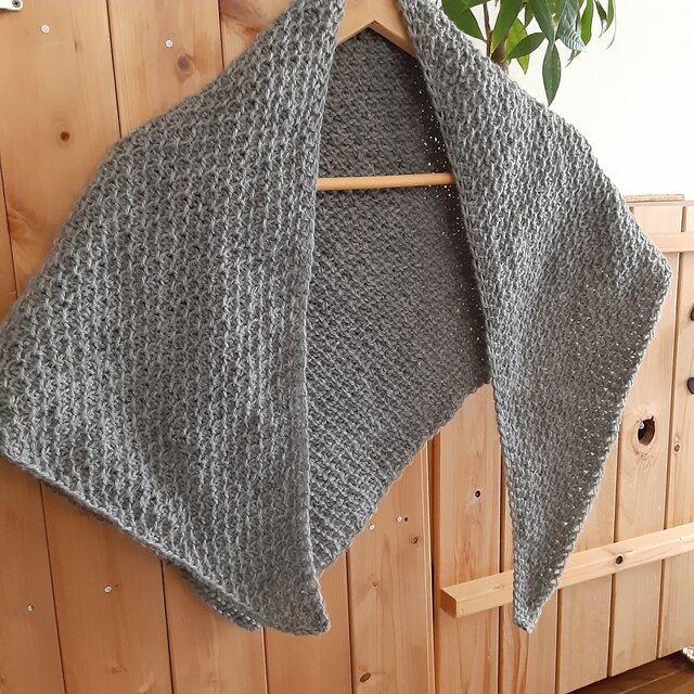 アフガン編みの変形三角ショール