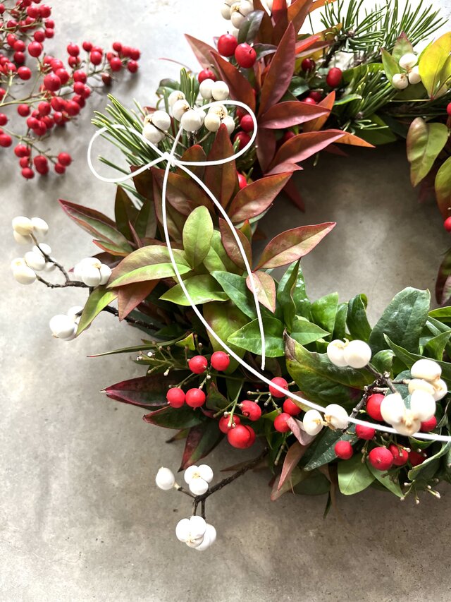 ♢受注制作♢ お正月リース ~紅白の実と松 | iichi 日々の暮らしを