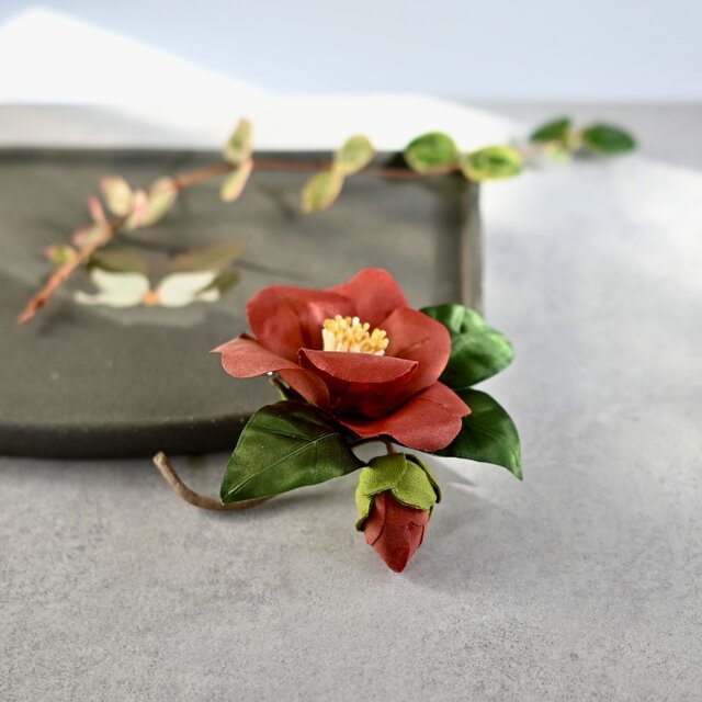 布花　髪飾りにも使える2way椿のコサージュ　赤