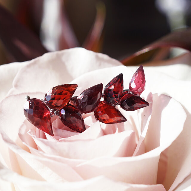 ガーネットによるミズヒキの花のブローチ　～水引（ミズヒキ）