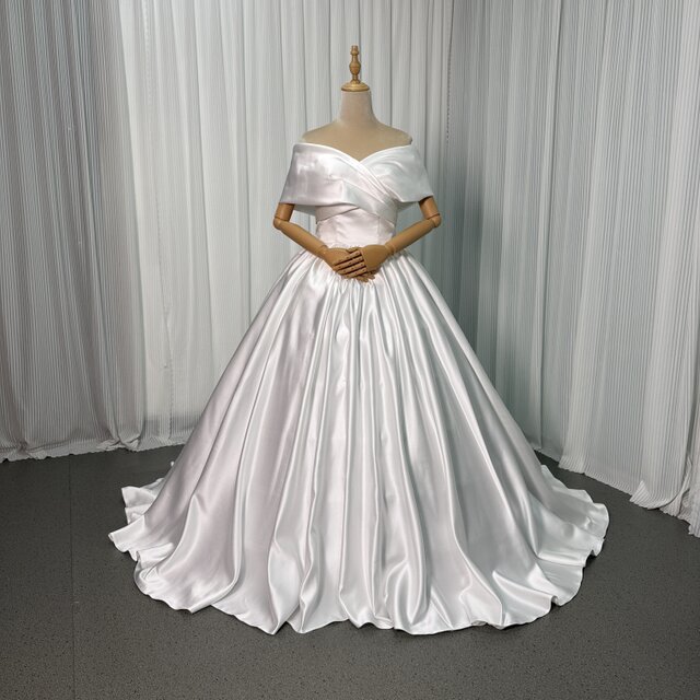 ウェディングドレス オフショルダー 光沢サテン フレアスカート ロングトレーン くるみボタン 結婚式
