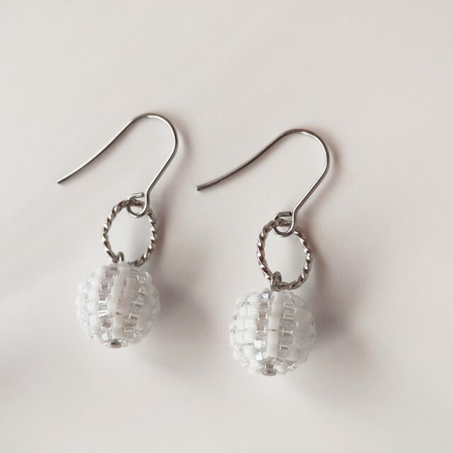 ビーズボールピアス・白