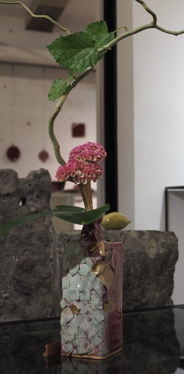 陶器製 花器 辰砂と青磁のコントラストが美しい一輪挿し 鱗の様なデザインと金のアクセントが華やか 花入