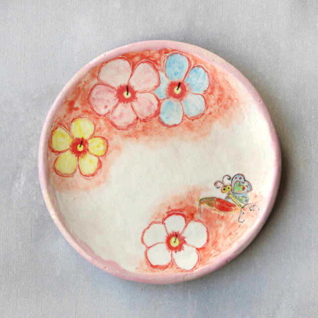 花模様と蝶絵の手描き皿