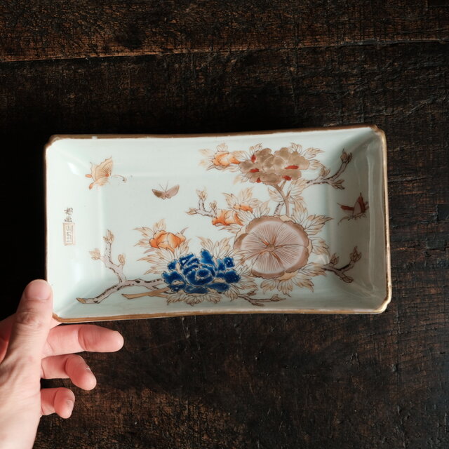 花と蝶々◆伊万里　花蝶文長方皿２客　刺身皿　芍薬　骨董・antiques 明治期 花と蝶々◇ゴージャスな雰囲気。伊万里 花蝶文長方皿 刺身皿 芍薬 骨董