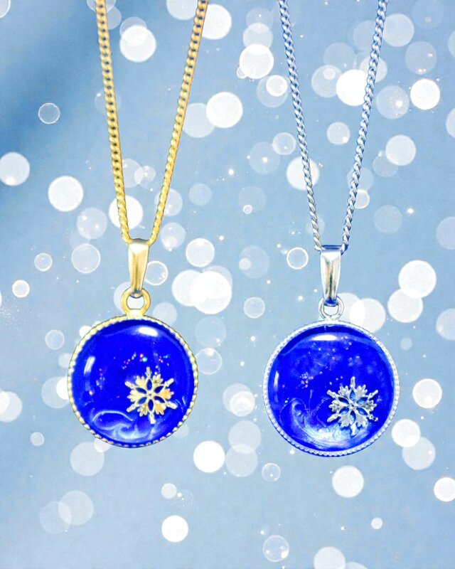 【星霜のしずく】　雪の結晶ネックレス　ウルトラマリン×スカイブルーオーロラ　金具の色が選べます