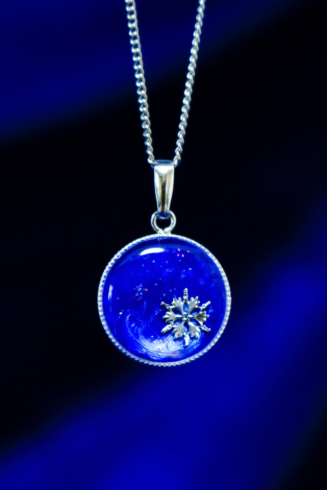 星霜のしずく】 雪の結晶ネックレス ウルトラマリン×スカイブルー