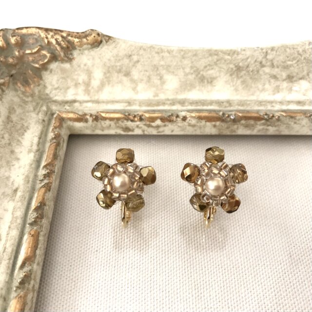 フラワー モチーフ イヤリング  5弁 ゴールド  チェコガラス ビーズ 花 パール