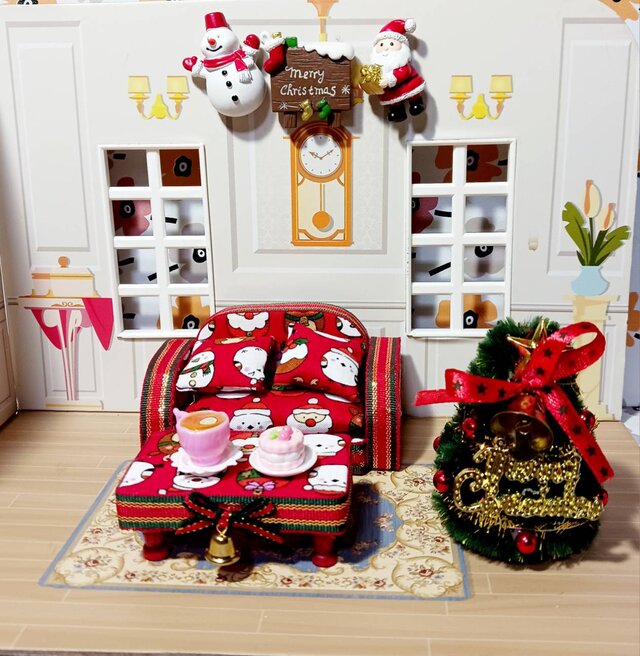 クリスマスシマエガナの可愛い柄のミニチュアソファセット5点　ケーキセット付き