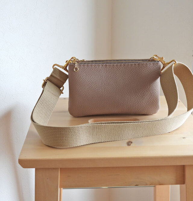 ダブルポシェット　マットなくすみ系ピンクベージュ