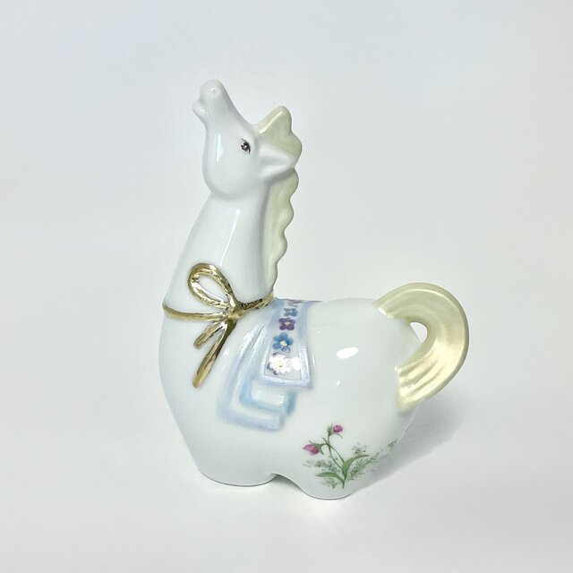 青い花とパールブルーの鞍の、手描きの干支の馬のコピー