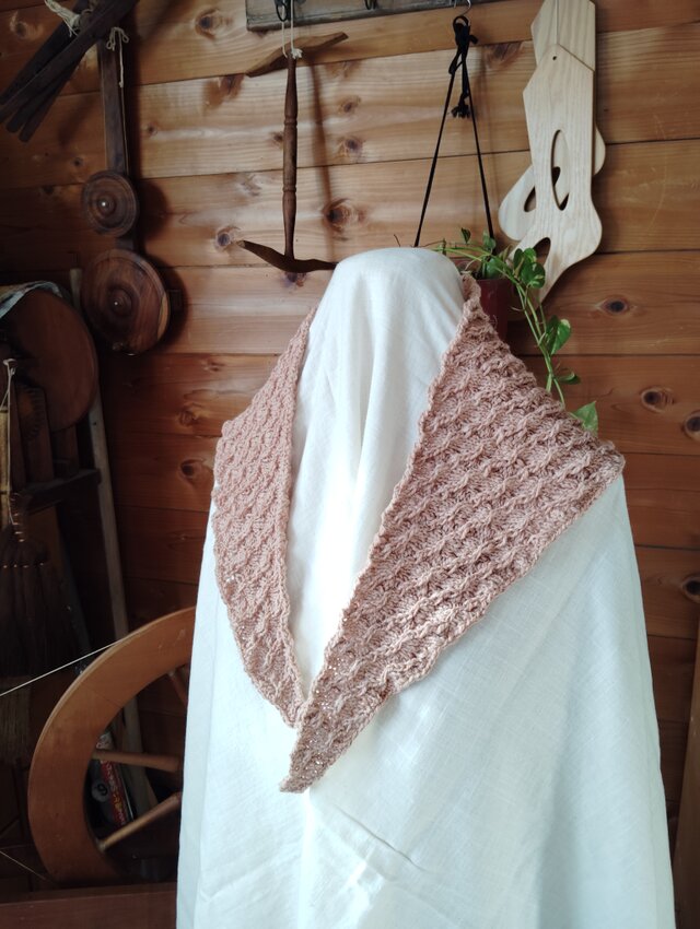 手紡ぎコットンの三角ストール（マロン）