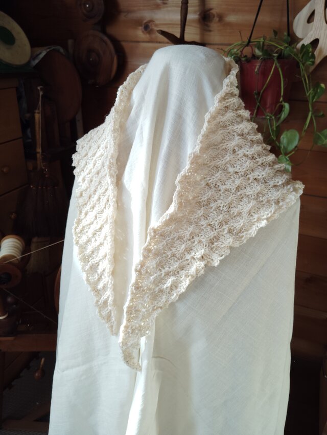 手紡ぎコットンの三角ストール（ホワイト）