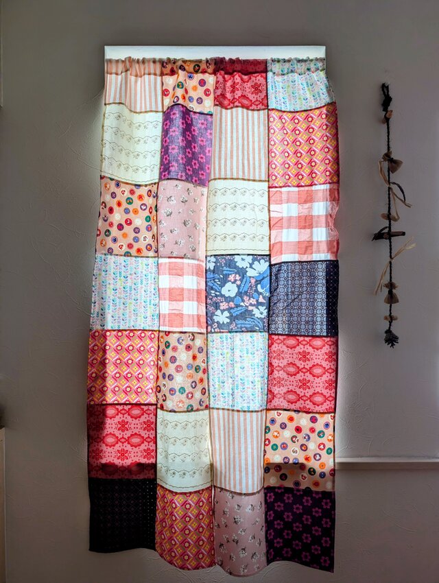 ♥️ピンク＆レッド♥️海外インテリアみたいな♥️大きめパッチワークのれん★77✕135★