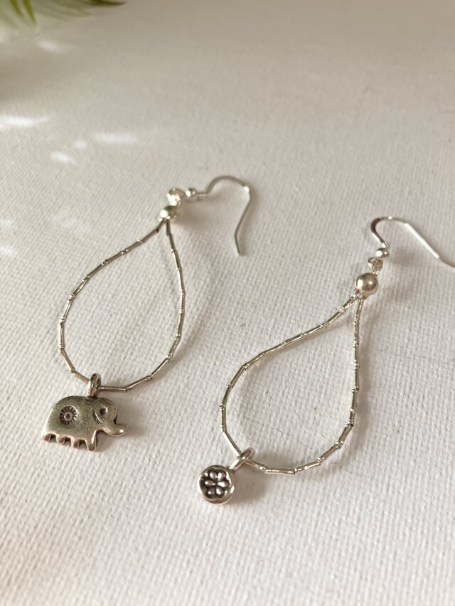 ほっと心が和む、アシンメトリーのチャームピアス。