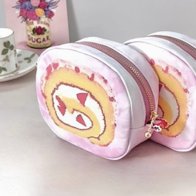 イチゴのロールケーキ　撥水　ポーチ　ラウンド