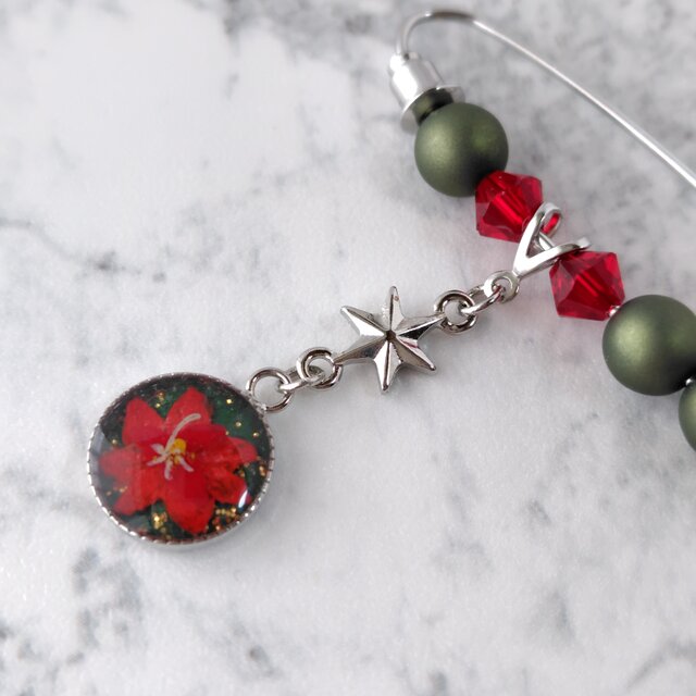 くすみグリーンのポインセチア＊手描きレジンのストールピン