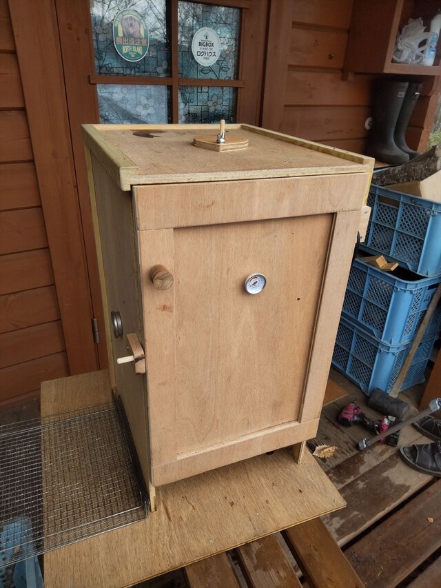 木製燻製器 – 1台で大量燻製OK！DIYも楽しめる安全設計／家庭用・キャンプ用に最適（網4段・北海道手作り）