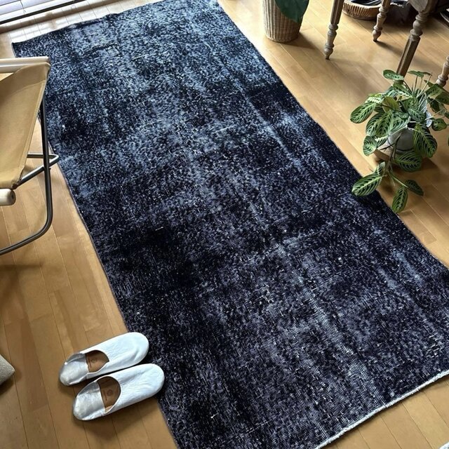 101-109×229 ブラックオーバーダイ ワンカラー トルコヴィンテージラグ