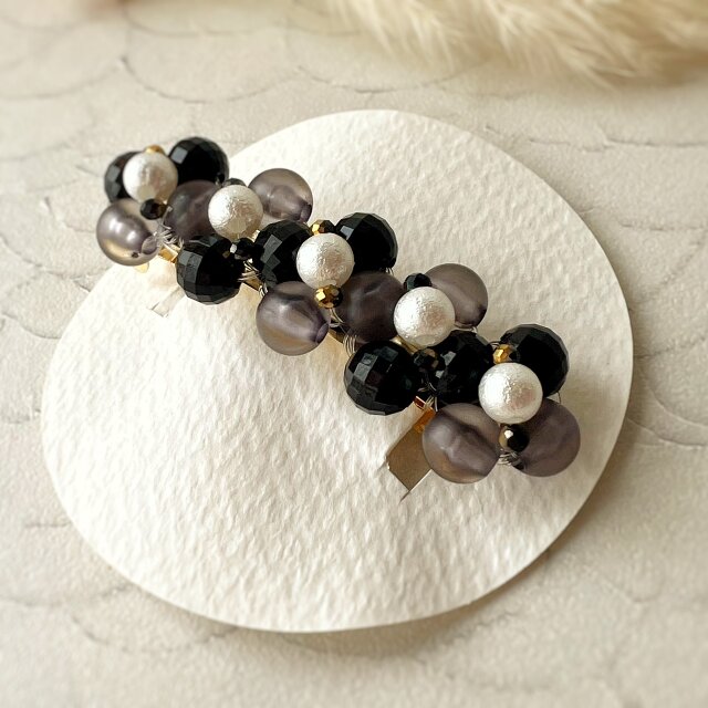 モノトーンとコットン風パールのお花モチーフバレッタ